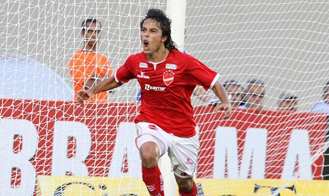 Ricardinho Vilanova celebra un gol en un partido.