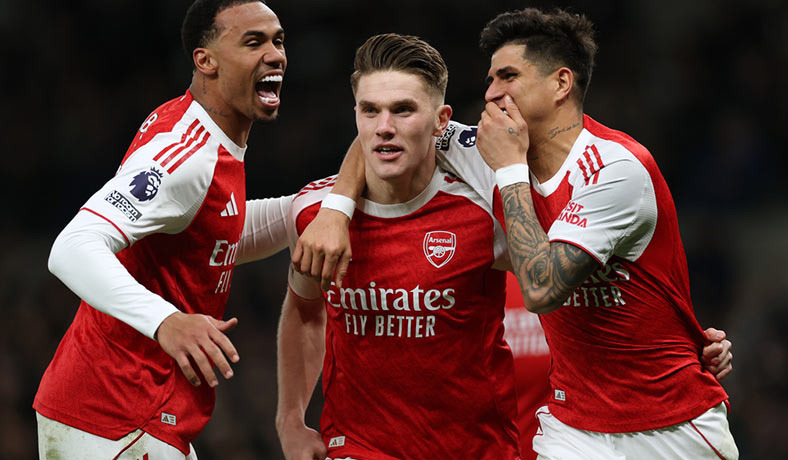 Hincapie, Gyoekeres y Gabriel celebran un gol del Arsenal