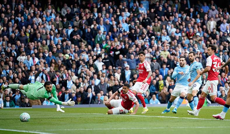 Los Gunners de Hincapié disputan otra copa: Pronósticos de Arsenal vs City