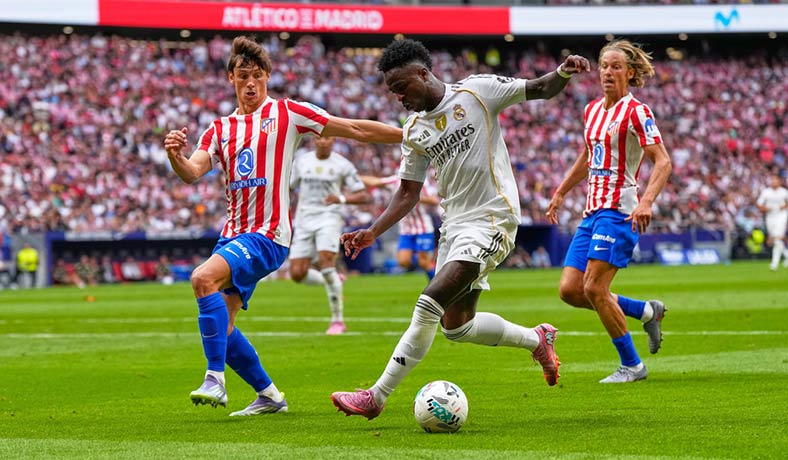 Vinicius de Real Madrid ante Le Normand del Atletico