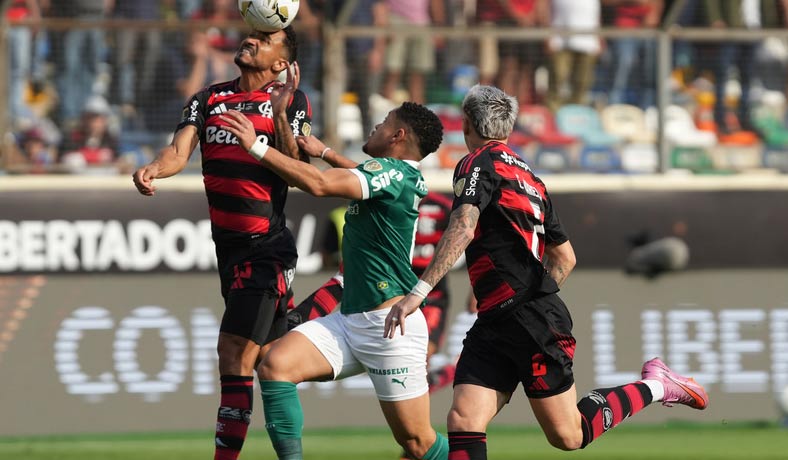 Danilo de Flamengo ante Vitor Roque de Palmeiras
