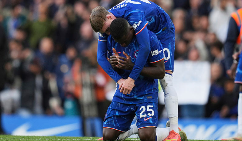 Moises Caicedo celebra un triunfo del Chelsea en la Premier
