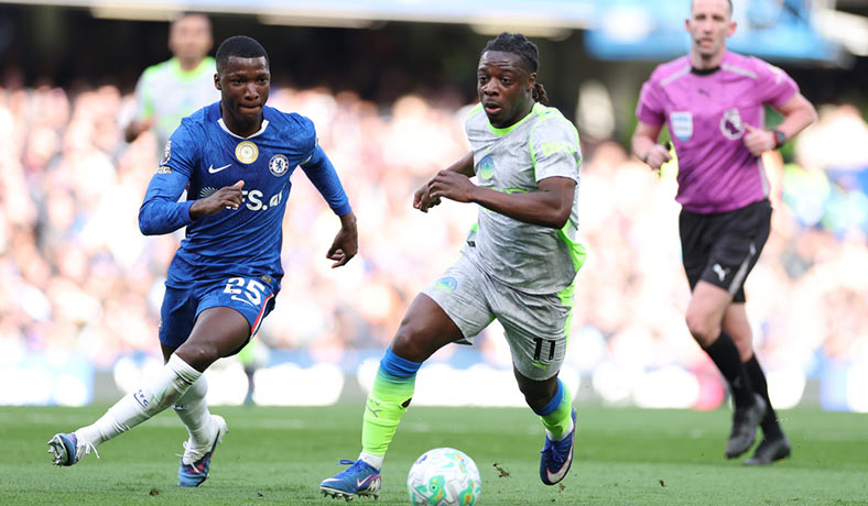 Moises Caicedo del Chelsea ante Jeremy Doku del City