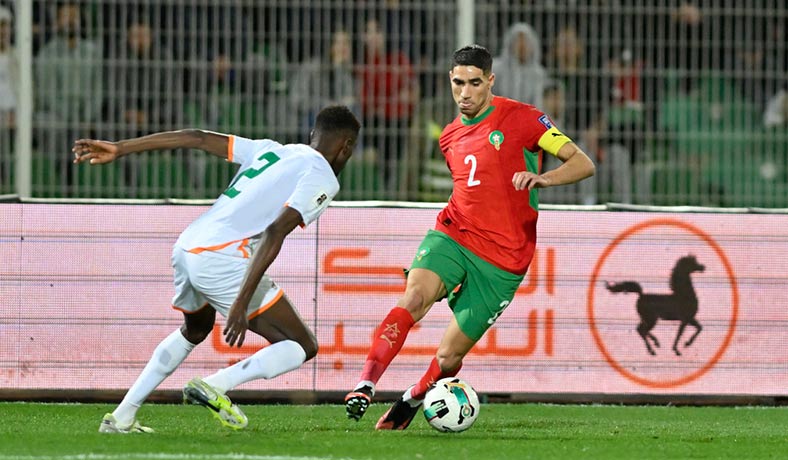 Achraf Hakimi de Marruecos en acción ante Niger