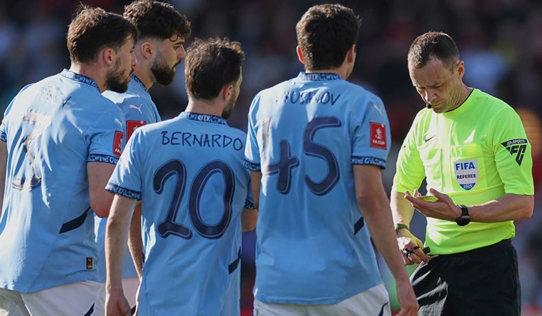Jugadores del City discuten con el árbitro Stuart Attwell