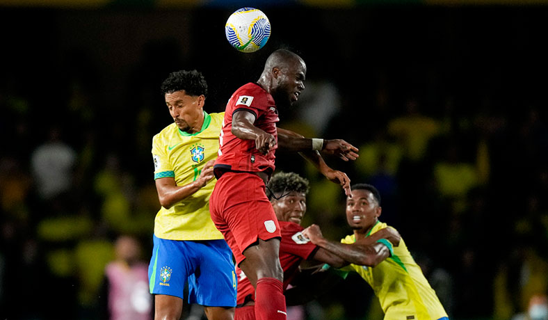 Enner Valencia de Ecuador salta ante Marquinhos de Brasil