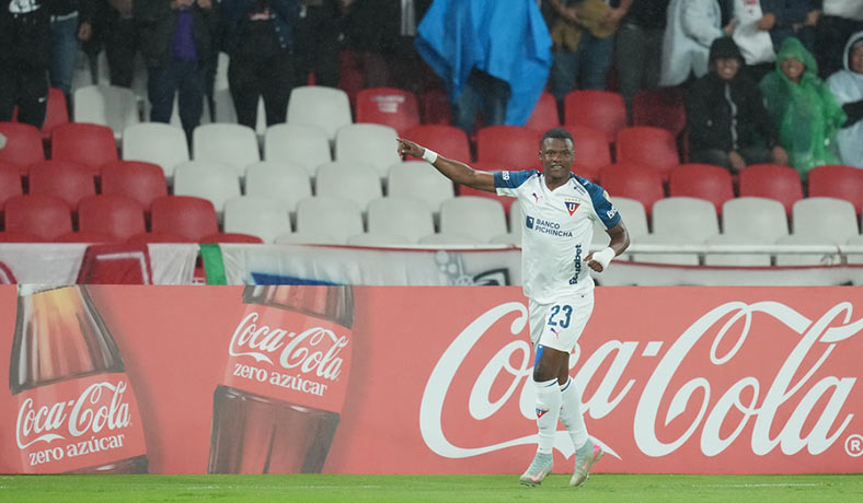 Yerlin Quinonez festeja un gol de LDU en la Libertadores