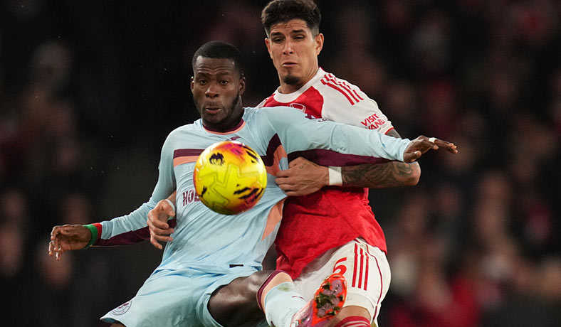 Piero Hincapie del Arsenal en partido contra Brentford