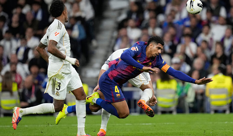 Ronald Araujo de Barcelona ante Militao del Real Madrid