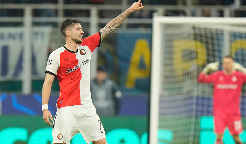 Jakub Moder del Feyenoord en partido de Champinos