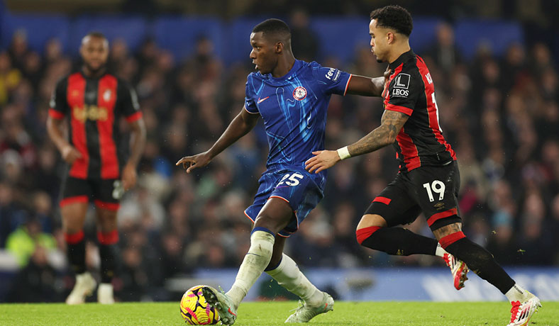 Moises Caicedo del Chelsea en partido de liga inglesa