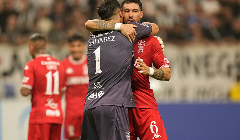 Hector Galindez y Fabio Pereyra celebran un gol de Huracan