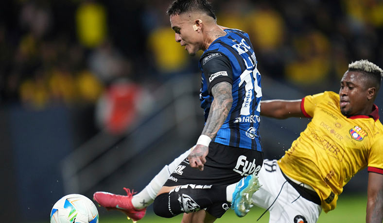 Bryan Carabali de Barcelona ante Layan Loor de Independiente