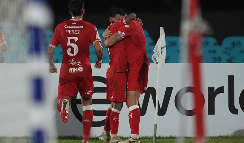Jugadores de Huracan festejan un gol de Fabio Pereyra