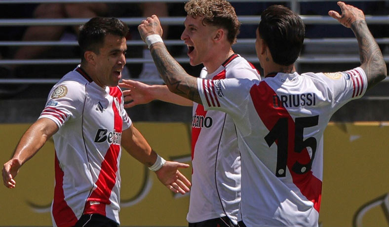 Facundo Colidio festeja un gol de River contra Urawa Reds