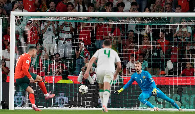 Cristiano Ronaldo remata un penal de Portual ante Irlanda
