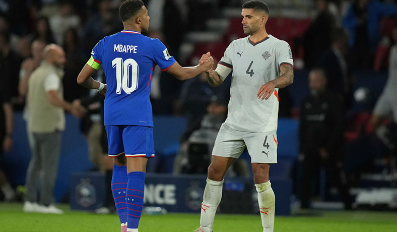 Kylian Mbappe de Francia y Victor Palsson de Islandia