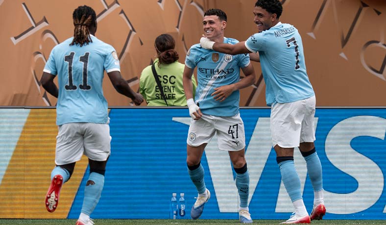 Foden, Marmoush y Doku celebran un gol del City