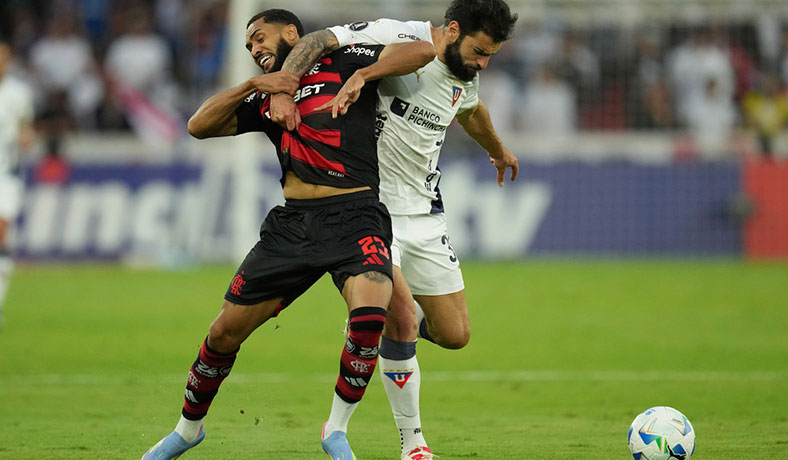 Gian Franco Allala de Liga en partido contra Flamengo