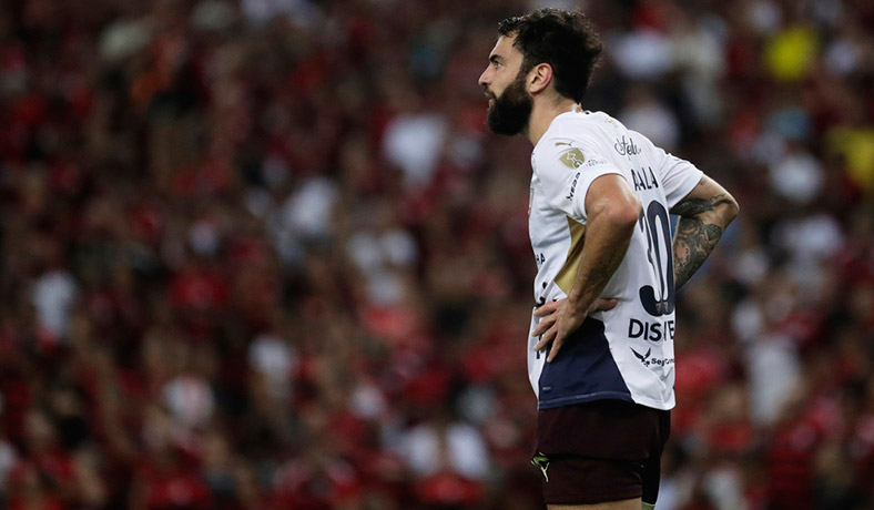 Gian Franco Allala de Liga en acción en la Copa Libertadores