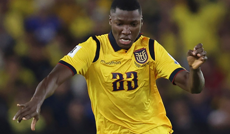 Moises Caicedo en partido de Ecuador contra Argentina