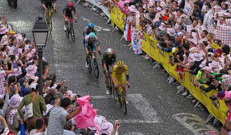 El esloveno Tadej Pogacar liderando el Tour de France