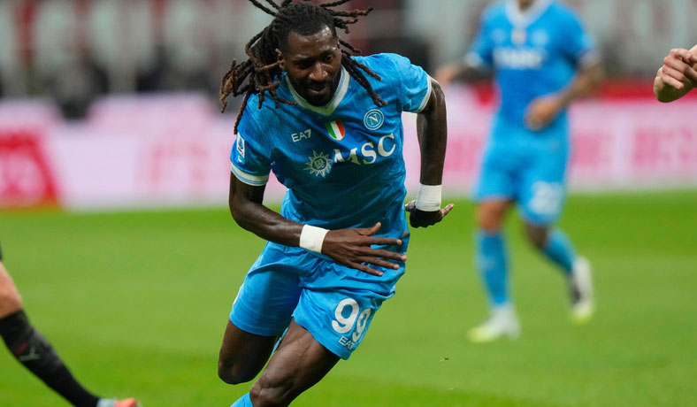 Frank Anguissa en partido de Napoli en la Serie A