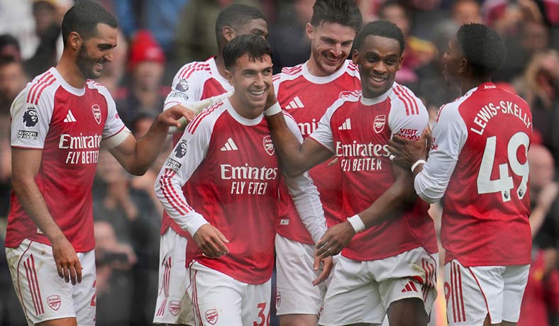 Jugadores del Arsenal celebran un gol en la Premier