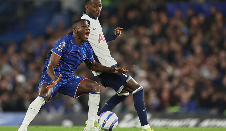 El ecuatoriano Moises Caicedo del Chelsea contra Tottenham