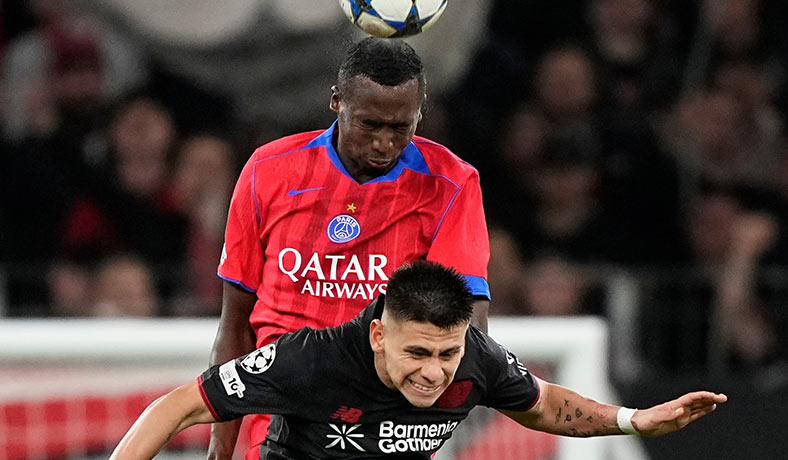 Willian Pacho del PSG en partido contra Leverkusen