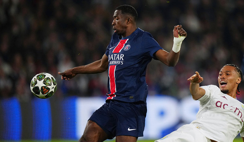 Willian Pacho del PSG en partido de Champions League