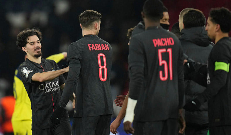 Vitinha, Fabian Ruiz y Willian Pacho celebran un triunfo del PSG
