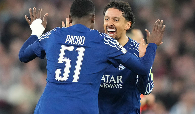 Willian Pacho saluda a Marquinhos tras un triunfo del PSG