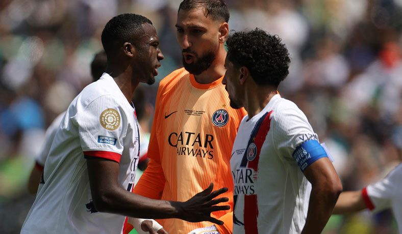 Willian Pacho saluda a Donnarumma en partido del PSG