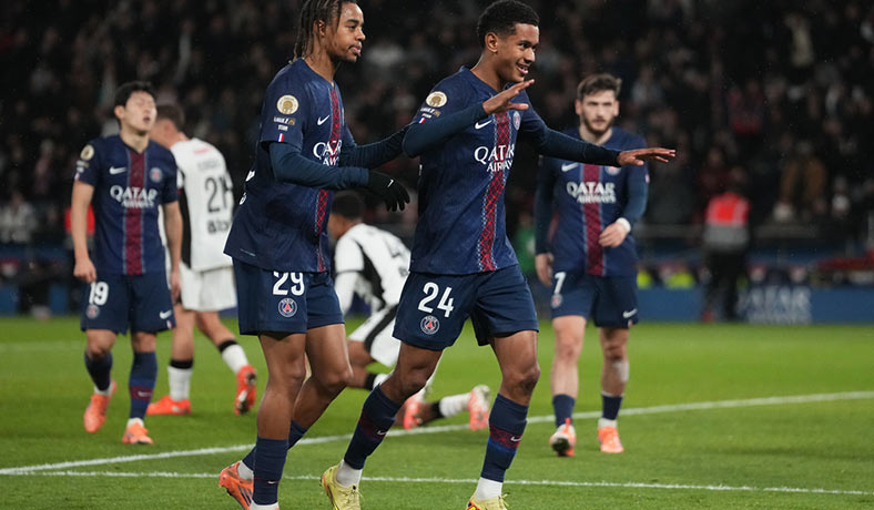 Senny Mayulu festeja un gol del PSG en la Ligue 1