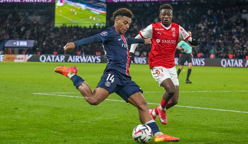 Desire Doue del PSG en partido contra el Stade de Reims