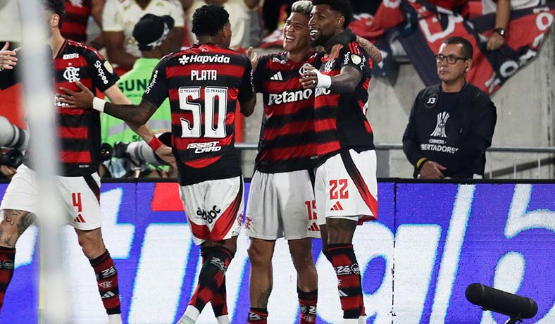 Gonzalo Plata y otros futbolistas de Flamengo celebran un gol