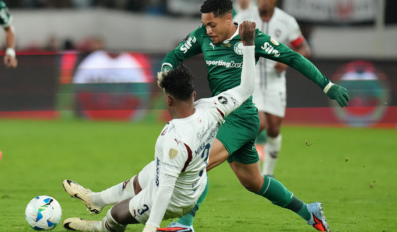 Richard Mina de LDU en la marca de Vitor Roque de Palmeiras