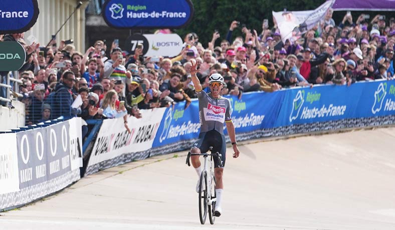 Mathieu van der Poel cruzando la meta de Paris Roubaix