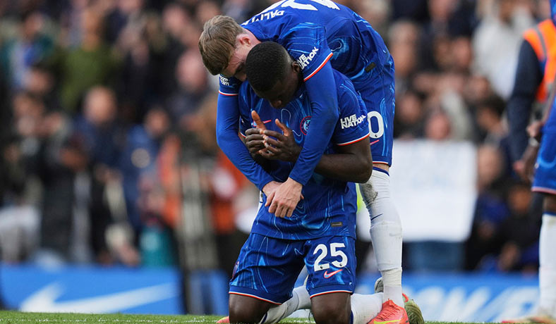 Moises Caicedo y Cole Palmer festejan un gol del Chelsea