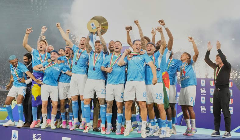 Jugadores de Napoli celebran el título de la Serie A