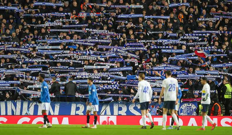 Aficionados de Rangers en partido de Europa League