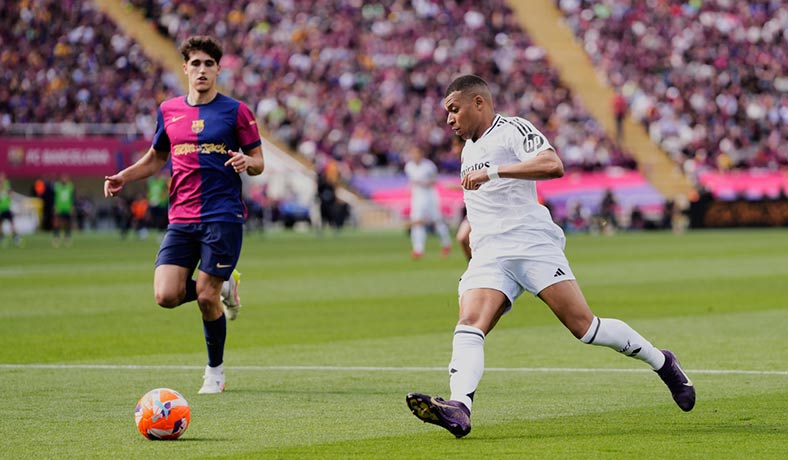 Mbappe del Real Madrid ante Pau Cubarsi del Barcelona