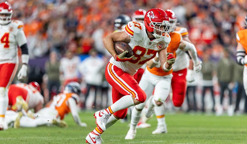 Travis Kelce atrapa un pase y anota un TD para Kansas City