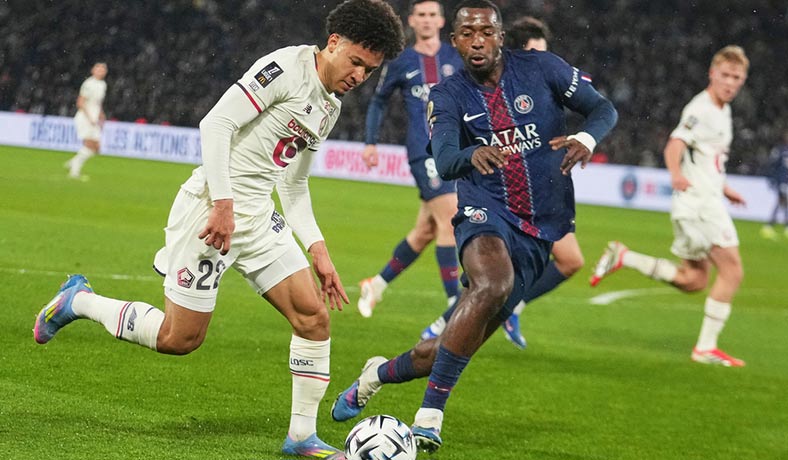Willian Pacho en partido del PSG frente a Lille