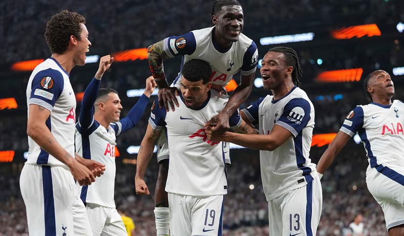 Jugadores del Tottenham celebran un gol de Solanke