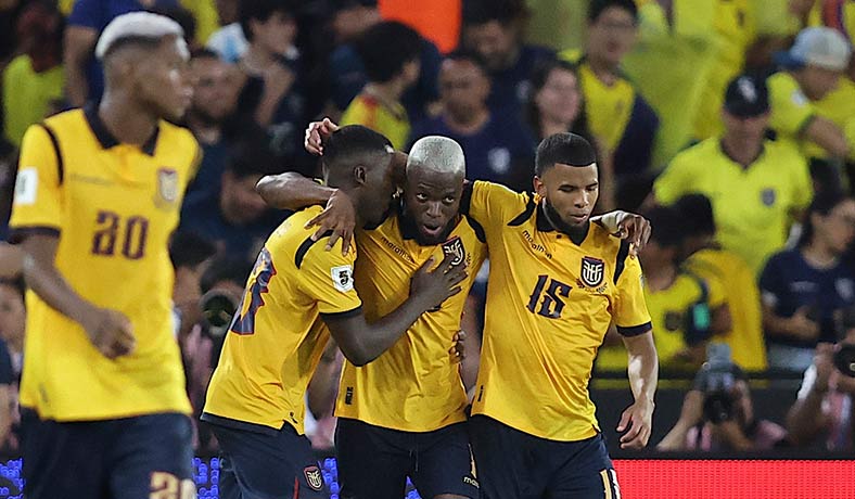 Jugadores de la Tri celebran un gol de Enner Valencia