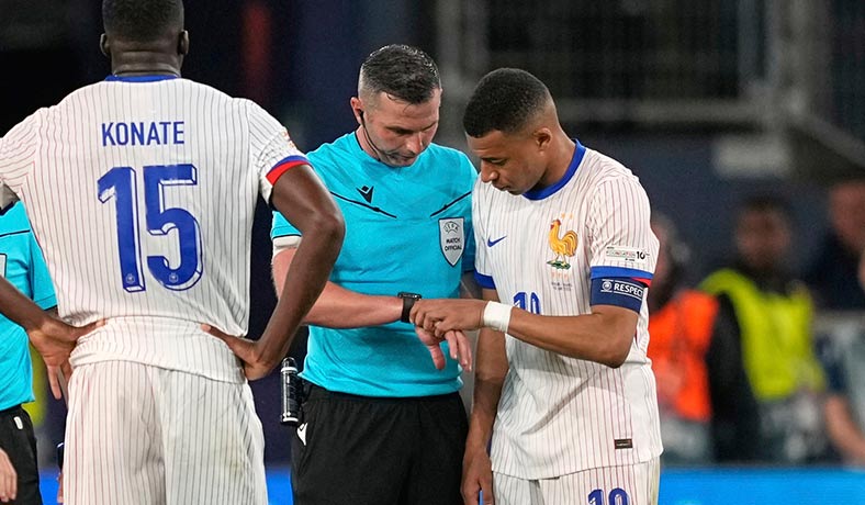 Kylian Mbappe de Francia dialoga con el árbitro Michael Oliver